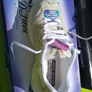 I'm selling Skechers with the memory foam